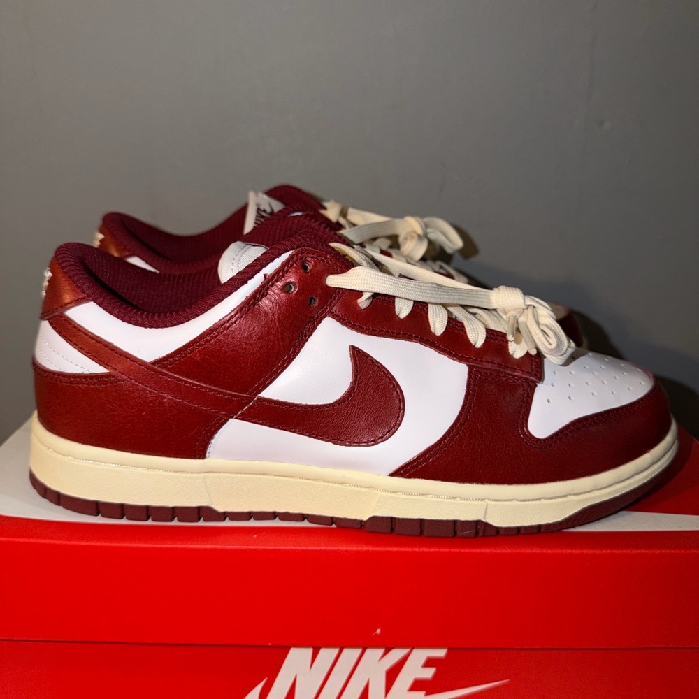 Women’s Nike Dunk Low Size 9